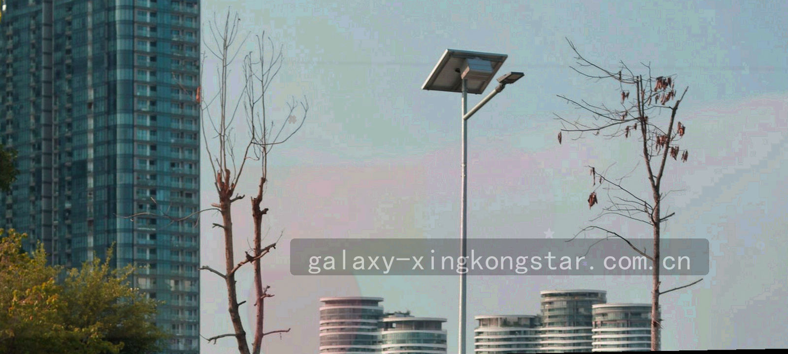 俯拍球场角球弧线轨迹示意，叠加发光数据网格与看台灯光